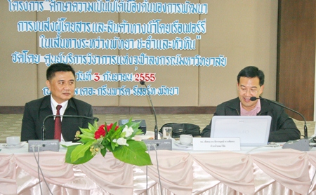 Marine Department Deputy Director Nat Jabjai (left) and Chulalongkorn University Assistant Professor Jakrarit Duangpasstra (right) address the PBTA about a proposal to launch a new public ferry service between Pattaya and Hua Hin.